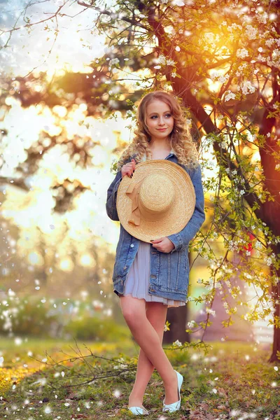 Hermosa Chica Pleno Crecimiento Camina Jardín Con Flores Con Sombrero — Foto de Stock