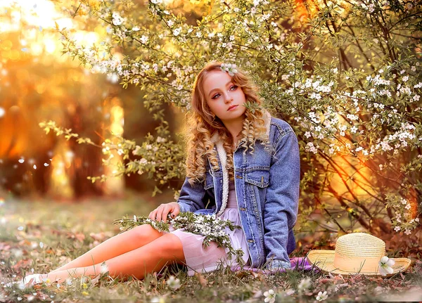 Gyönyörű Lány Aki Egy Virágzó Cseresznyekertben Néz Farmerdzsekiben Fiatal Romantikus — Stock Fotó
