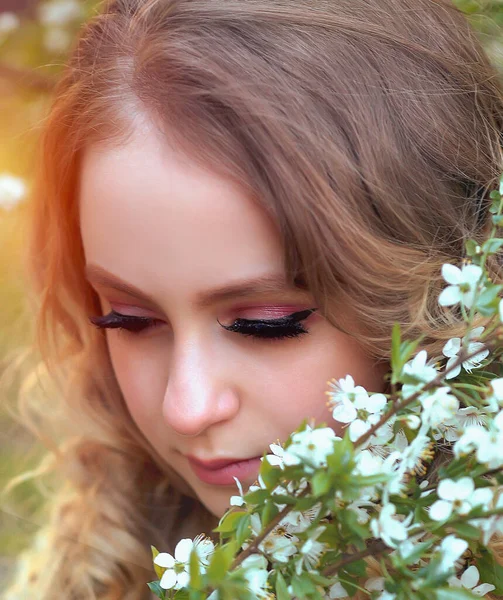 Vacker Flicka Med Bukett Blommor Blommande Körsbärsträdgård Ung Romantisk Närbild — Stockfoto