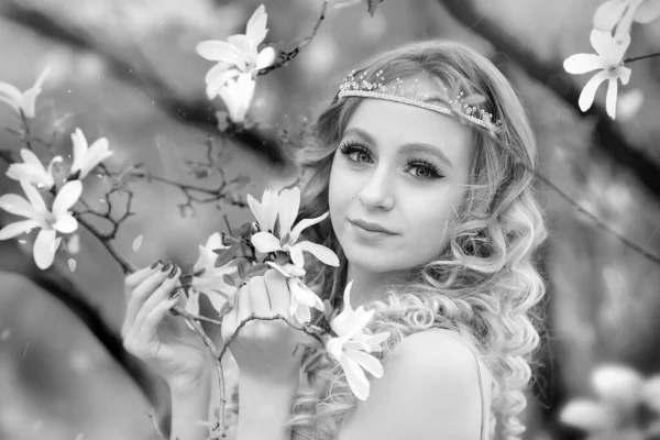 Retrato Blanco Negro Hermosa Joven Rubia Con Joyas Para Cabello —  Fotos de Stock