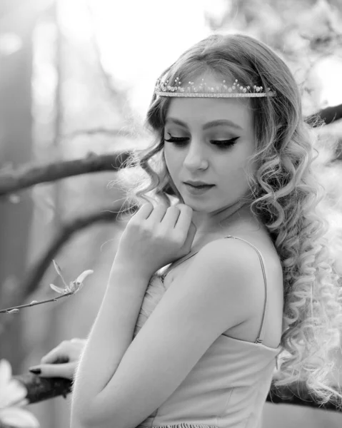 Czarno Biały Portret Oszałamiającej Młodej Blondynki Biżuterią Włosów Ogrodzie Gdzie — Zdjęcie stockowe