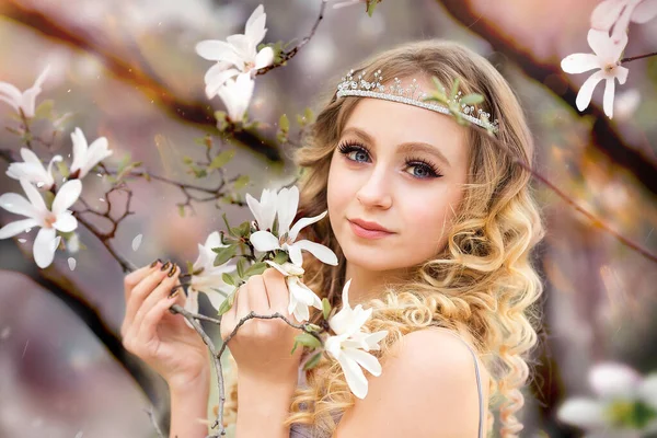 Porträt Einer Atemberaubenden Jungen Blondine Mit Haarschmuck Garten Magnolienbäume Blühen — Stockfoto