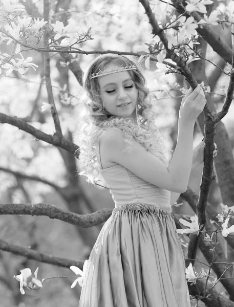 Retrato Blanco Negro Hermosa Joven Rubia Con Joyas Para Cabello —  Fotos de Stock