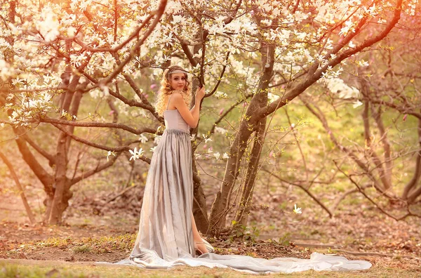 Mladá Kráska Blondýna Šperky Vlasy Stříbrných Šatech Dlouhým Vlakem Zahradě — Stock fotografie