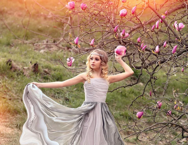 Jeune Blonde Beauté Avec Des Bijoux Pour Les Cheveux Dans — Photo