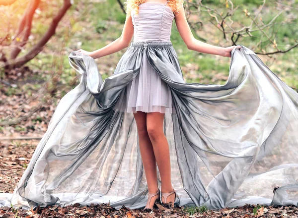 소녀는 정원에 은으로 드레스를 광고와 사람에 여성을 유행에 옷차림 디자인 — 스톡 사진
