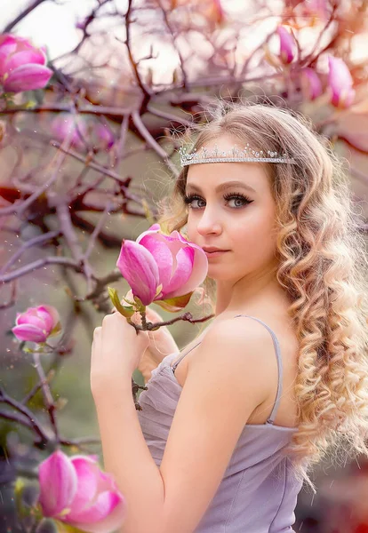 Retrato Impresionante Joven Rubia Belleza Con Magnolia Rosa Cerca Rubia — Foto de Stock