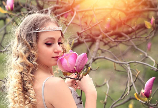 Портрет Ошеломляющей Молодой Блондинки Красавицы Розовой Магнолией Крупным Планом Блондинки — стоковое фото