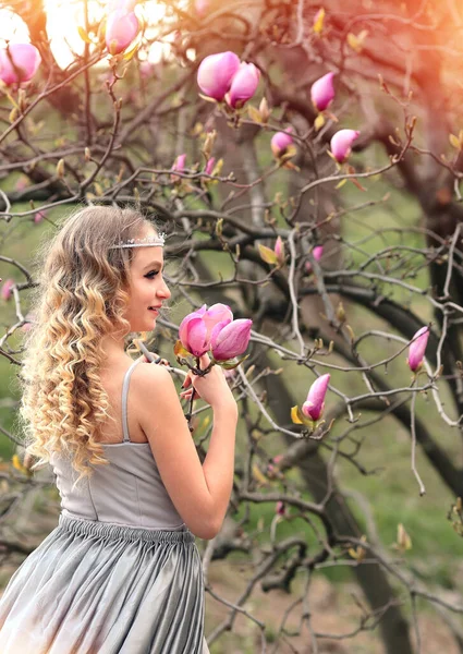 Retrato Impresionante Joven Rubia Belleza Con Magnolia Rosa Cerca Rubia — Foto de Stock