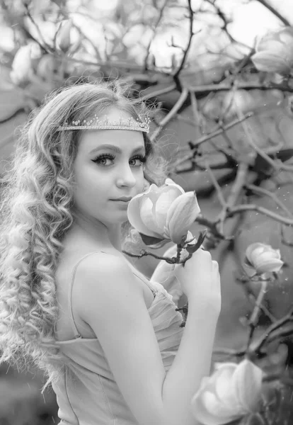 Retrato Blanco Negro Hermosa Joven Rubia Con Joyas Para Cabello — Foto de Stock