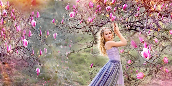 Jeune Blonde Beauté Dans Une Robe Lilas Volant Dans Jardin — Photo