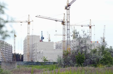 İnşaat vinci ve inşaat halinde. Satılık daireler. Konut kavramı