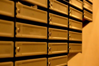 Mektuplar ve gazeteler için posta kutuları. Menteşeli posta kutuları. Yeni bina. Konut kavramı