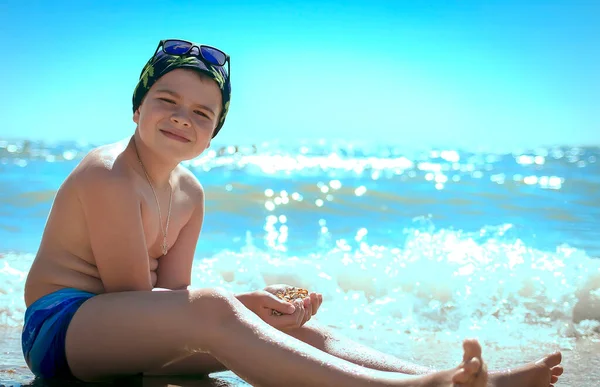 Niño Adolescente Mirando Cámara Con Una Sonrisa Sostiene Muchas Conchas — Foto de Stock