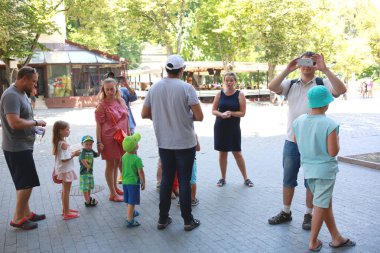 Ukrayna Odessa Temmuz 2017. Sokaktaki bir turist rehberi ilginç bir gezi düzenliyor, turistler çok dikkatli dinliyor. Turizm konsepti. Ukrayna 'nın tarihi yerleri.