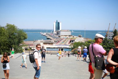 Odessa, Ukrayna - Temmuz 2018. Odessa 'daki limana giden Potemkin Merdivenleri. Turistler gezintiye çıkar. Odessa 'nın ünlü manzaraları.