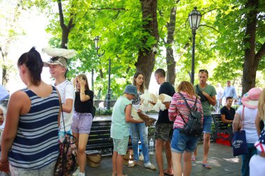 Ukrayna Odessa Temmuz 2018. Odessa 'daki (Ukrayna) eski kenti gezen turistler. Turizm konsepti. Ukrayna 'nın tarihi yerleri.