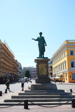 ODESSA UKRAINE Temmuz 2018. Odessa 'daki Primorsky Bulvarı' ndaki Duke de Richelieu Anıtı, turistler ve bir yaz sabahı gezisi.