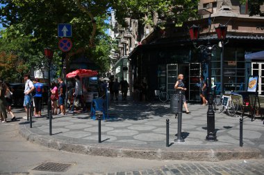 Ukrayna Odessa Temmuz 2018. Odessa 'daki (Ukrayna) eski kenti gezen turistler. Turizm konsepti. Ukrayna 'nın tarihi yerleri.