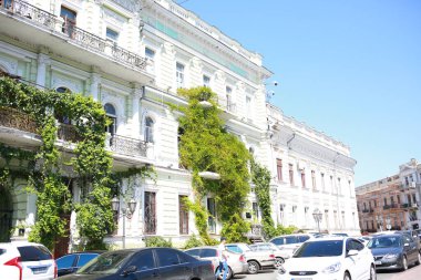 Ukrayna Odessa Temmuz 2018. Odessa, Ukrayna 'daki eski şehrin sokaklarındaki binaların mimarisi ve cepheleri. Sütunları ve heykelleri olan Neo-Barok tarzı. Turizm ve tarihi yerler.