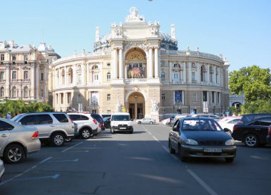 Ukrayna Odessa Temmuz 2018. Odessa 'daki Opera ve Bale Tiyatrosu, Ukrayna, Avrupa. Bir sürü araba, turist, yerli halk..