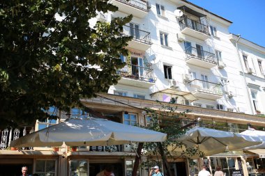 Ukrayna Odessa Temmuz 2018. Odessa, Ukrayna 'daki eski şehrin sokaklarındaki binaların mimarisi ve cepheleri. Sütunları ve heykelleri olan Neo-Barok tarzı. Turizm ve tarihi yerler.