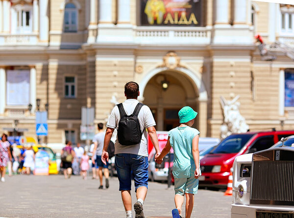 Украина Одесса Июль 2018 года. Туристы посещают достопримечательности старого города Одессы (Украина). Оперный театр Одессы. Концепция туризма. Исторические места Украины
.