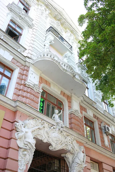 乌克兰敖德萨2018年7月 参观游览的游客 1899年奥德萨购物中心 主要景点的雕塑和装饰元素 — 图库照片