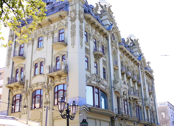 乌克兰敖德萨2018年7月 乌克兰敖德萨古城街道上建筑物的建筑和立面 带有柱子和雕像的新巴洛克风格 旅游业和历史遗迹 — 图库照片