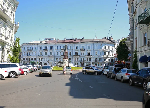 乌克兰敖德萨2018年7月 乌克兰敖德萨古城街道上建筑物的建筑和立面 带有柱子和雕像的新巴洛克风格 旅游业 — 图库照片