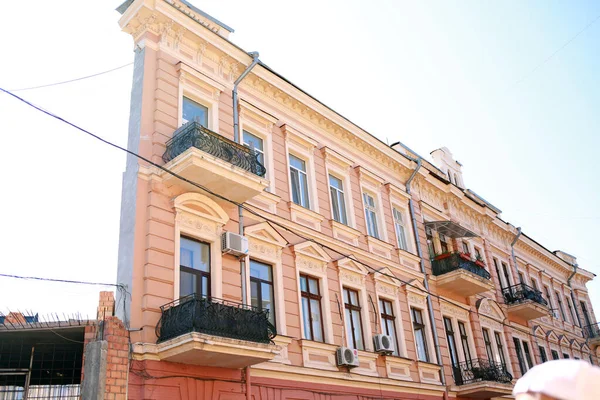 乌克兰敖德萨2018年7月 乌克兰敖德萨古城街道上建筑物的建筑和立面 带有柱子和雕像的新巴洛克风格 旅游业和历史遗迹 — 图库照片