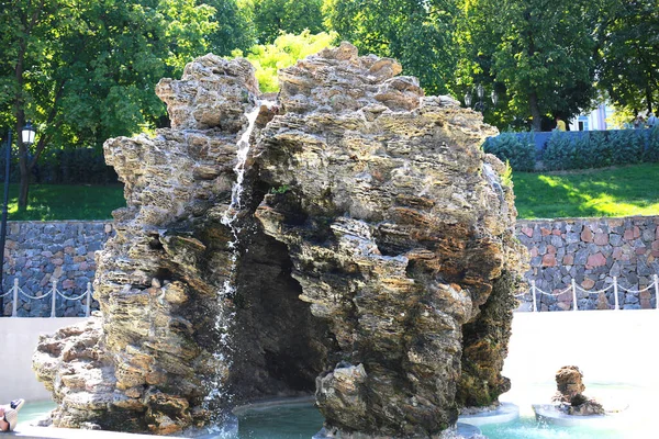 欧洲敖德萨伊斯坦布尔公园美丽的石子戴安娜瀑布 夏季和旅行概念 — 图库照片#