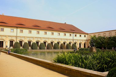 Wallenstein Garden Prag 'da güneşli bir yaz gününde. Turizm konsepti. Çek Cumhuriyeti, Avrupa 'da tarihi yerler. 