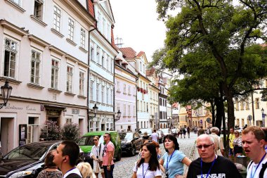Çek Cumhuriyeti Prag Ağustos 2019. Eski Prag caddesinde turistler yürüyor. Turizm konsepti. Çek Cumhuriyeti, Avrupa 'da tarihi yerler. 