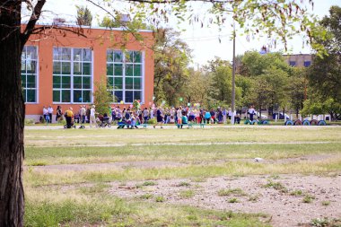 Kiev Ukrayna 1 Eylül 2018. - Okul. Mutlu okul kızları ve aileleri 1 Eylül 'de balonlar ve çiçek buketleriyle okula gidiyorlar. Eğitim kavramı