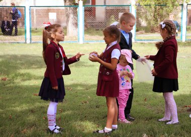 Kiev Ukrayna 1 Eylül 2018. İlkokul öğrencileri okul bahçesinde oynuyor. Ayrıl. Çocuklar ve eğitim.