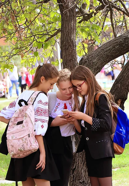 Kiev Ucrania Septiembre 2018 Colegialas Amigas Con Teléfono Camisas Bordadas — Foto de Stock