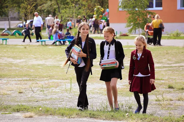 Kijev Ukrajna 2018 Szeptember Boldog Iskolás Lányok Mennek Tankönyvekkel Kezükben — Stock Fotó