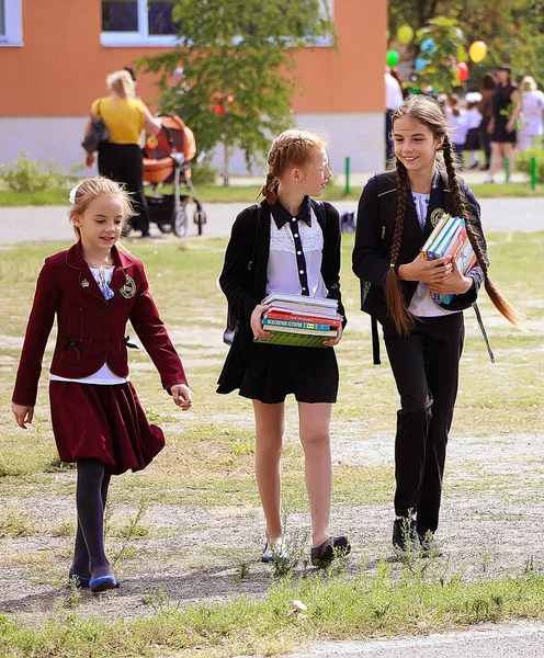 Kiev Ucrania Septiembre 2018 Las Colegialas Felices Van Con Libros —  Fotos de Stock