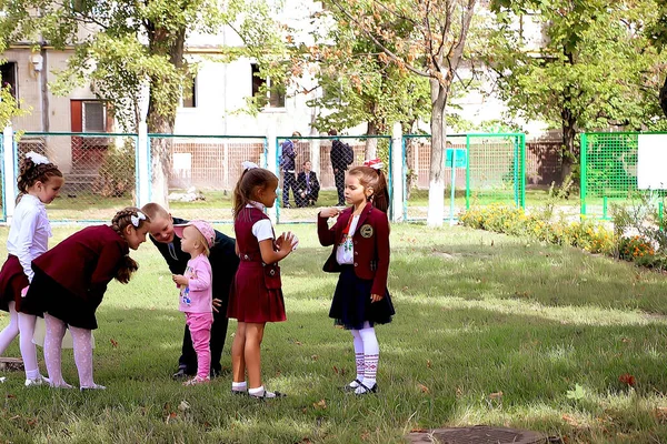 Kiev Ucrania Septiembre 2018 Felices Alumnos Primaria Juegan Patio Escuela —  Fotos de Stock