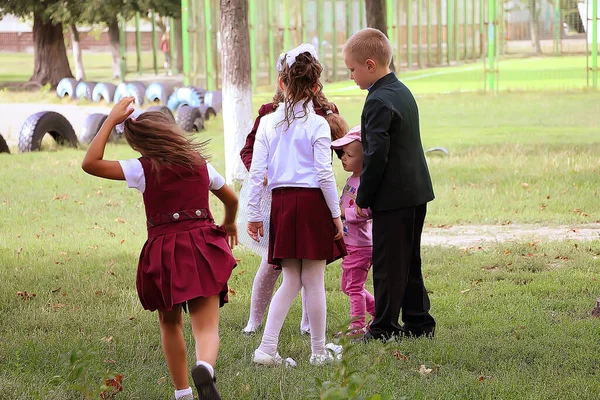 Kiev Ucrania Septiembre 2018 Felices Alumnos Primaria Juegan Patio Escuela — Foto de Stock