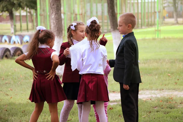 Kiev Ucrania Septiembre 2018 Felices Alumnos Primaria Juegan Patio Escuela — Foto de Stock