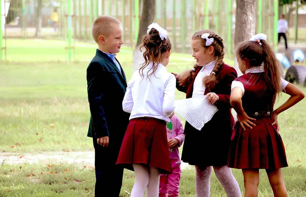 Киев Украина Сентября 2018 Happy Primary School Pupils Play Schoolyard — стоковое фото