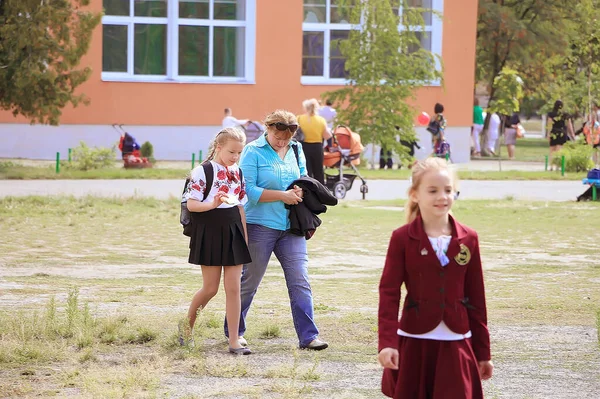 Kiev Oekraïne September 2018 Gelukkige Schoolmeisjes Gaan Naar School September — Stockfoto