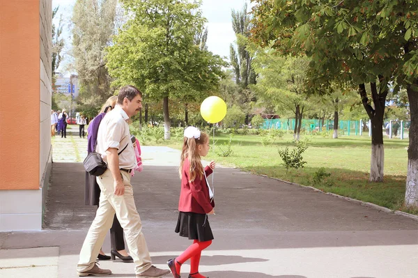 Kiev Ucrânia Setembro 2018 Aluna Feliz Pais Vão Escola Setembro — Fotografia de Stock