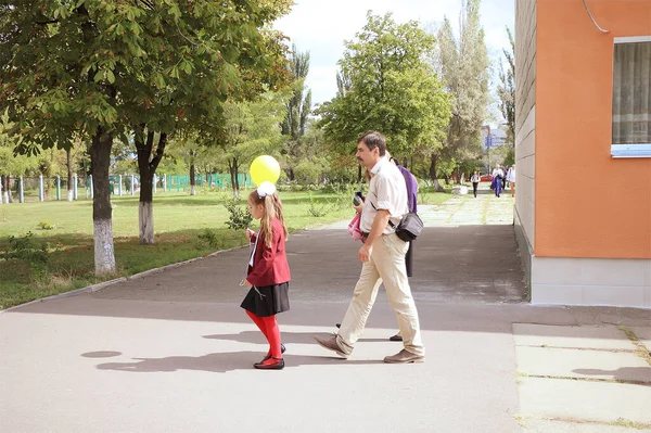 Киев Украина Сентября 2018 Happy Schoolgirl Parents School Сентября Yellow — стоковое фото