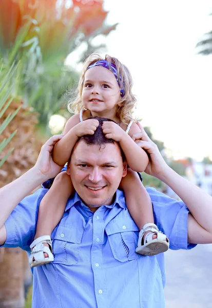 Klein Schattig Blank Meisje Een Geel Zomer Shirt Zit Schouders — Stockfoto