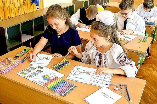 Киев Украина Сентября 2018 Года Счастливые Школьницы Рисуют Классе Сидя — стоковое фото