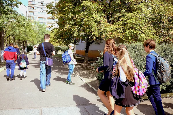 キエフウクライナ1 9月2018子供たちはクラスの後に家に帰る — ストック写真
