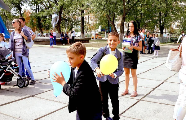 基辅乌克兰2018年9月1日 小学生们玩着玩着蓝色和黄色的气球 儿童与学校 — 图库照片